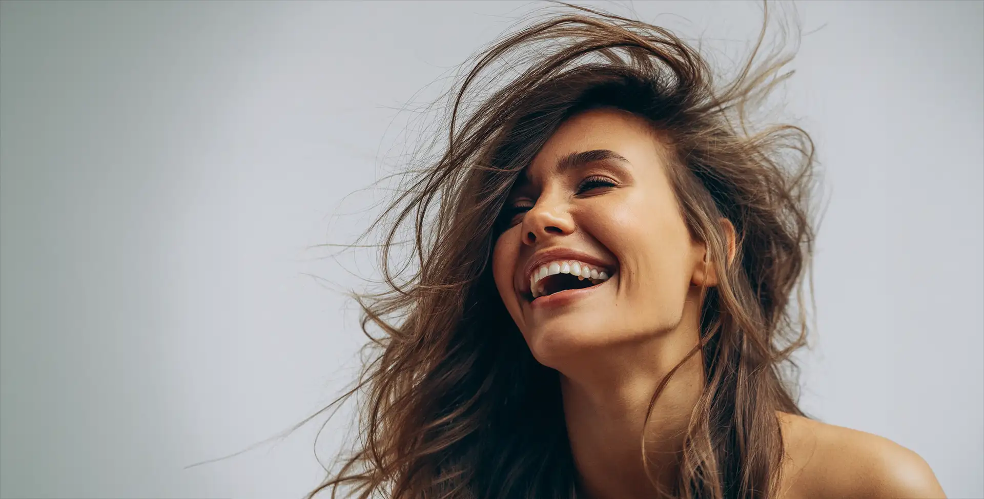 clean backgroud, dynamik protit of an woman, 